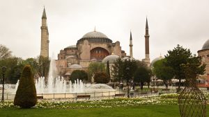 Helgedomen Hagia Sofia i Istanbul har varit både kyrka, moské och museum. Hagia Sofia i Istanbul. En moské som länge varit museum. I Bilden syns förutom byggnaden också en fontän och träd.