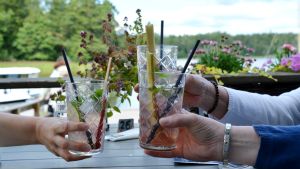 Lisbet, Rina och Pirjo njuter av sina alkoholfria rabarbermojitos. Rabarbermojito