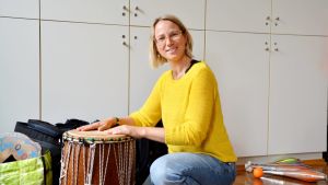 Hanna Backer Johnsen visar upp en trumma som används under lägret. Hanna Backer Johnsen