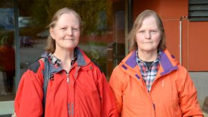 Eija Berg (till vänster) och Eila Valve är stamkunder på Borgå simhall. Eija Berg och Eila Valve utanför Borgå simhall