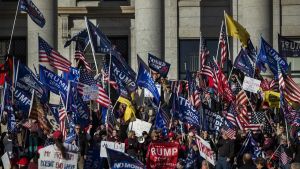 Hundratals våldsamma Trumpsupportrar, en del av dem tillhörande fascistiska Proud Boys, stormade på onsdagen USA:s kongressbyggnad Capitolium. Trumpia tukevia lippuja kantava väkijoukko kongressirakennuksen portailla