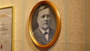 Anders Svedberg var mån om att eleverna skulle lära sig, inte bara kunna saker utantill. Ett inramat fotografi av Anders Svedberg.