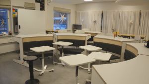 De gamla träpulpeterna har bytts ut mot modernare möbler. Så här ser det ut i Zachariasskolan i dag. Modern lärmiljö med vita skolbänkar.