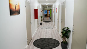 Ungdomhemmet har plats för sju klienter och nio anställda. korridor med grått golv och ljusa väggar