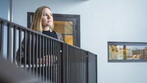 Dödsfall bland barn och tonåringar på grund av våld har minskat betydligt, men antalet omhändertagna är desto fler, säger barnombudsman Elina Pekkarinen. Lapsiasiavaltuutettu Elina Pekkarinen katselee ulos.