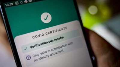 Mobiltelefon där man ser att personen har giltigt coronapass.