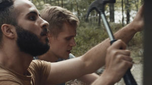 I filmen försöker Leevi reparera en gammal sommarstuga, men arbetet kommer igång på allvar först då Tareq tar till hammaren. Tareq (Boodi Kabbani) och Leevi (Janne Puustinen) reparerar en terass.