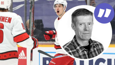 Teuvo Teräväinen och Sebastian Aho firar ett mål.