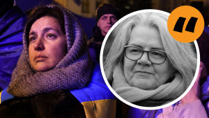Ukrainare väntar utanför presidentens kontor i Kiev medan Volodymyr Zelenskyj, Angela Merkel, Emmanuel Macron och Vladimir Putin förhandlar om fred i östra Ukraina. Kerstin Kronvalls porträtt ovanpå en bild av ukrainare som väntar utanför presidentens kontor i Kiev medan Volodymyr Zelenskyj, Angela Merkel, Emmanuel Macron och Vladimir Putin förhandlar om fred i östra Ukraina.