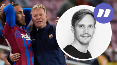 Ronald Koeman instruerar en spelare i Barcelona.
