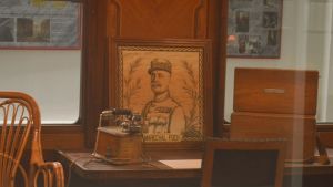 Marsalkka Fochin muotokuva hänen salonkivaununsa replicassa, Compiègnen aselepoaukion museossa, Ranskassa. Ranskan marsalkka Foch oli vastuussa 1. maailmansodan aseleposopimuksen allekirjoittamistilaisuudesta salonkivaunussaan Compiègnen metsässä, Ranskassa, v. 1918.