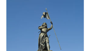 Jeanne d'Arcin patsas (1880) Compiègnen kaupungintalon edustalla. Kuvanveistäjä on Etienne Leroux. Ranskalaisten pyhimys ja kansallissankaritar Jeanne d'Arc Compiègnen kaupungintalon edustalla. Kuvanveistäjä on Etienne Leroux.