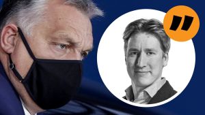 Att fälla paketet vore som att som att såga den gren man själv sitter på, skriver Svenska Yles korrespondent i Bryssel Rikhard Husu. Den ungerska premiärministern Viktor Orbán iförd munskydd. Bilden på Orbán är försedd med en kommentarsstämpel på Svenska Yles EU-korrespondent Rikhard Husu.