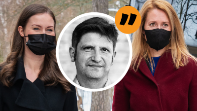 Estlands och Finlands statsministrar står bredvid varandra med svarta munskydd på sig.