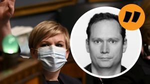 Centern är i nyckelroll i mångt och mycket inom regeringen. Partiordförande, forsknings- och kulturminister Annika Saarikko måste på ett trovärdigt sätt leda partiet inför kommunalvalet. Vetenskaps- och kulturminister Annika Saarikko (C) i riksdagen. Svenska Yles politiska redaktör Anders AG Karlsson i förgrunden i form av citatstämpel.
