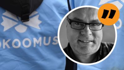 En bild på ryggar med Samlingspartiets logo och Mikael Crawfords ansikte i en cirkel