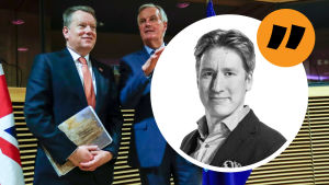 Storbritanniens förhandlare David Frost och EU:s chefsföhandlare Michel Barnier under den första förhandlingsrundan den 2 mars. Brysselkorrespondent Rikhard Husus anikte på en bakgrundsbild där EU:s chefsföhandlare Michel Barnier och Storbritanniens förhandlare David Frost står sida vid sida mellan en EU-flagga och en Union Jack.
