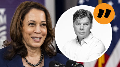 Till vänster Kamala Harris som talar, till höger en inklippt bild av redaktör Ville Hupa.