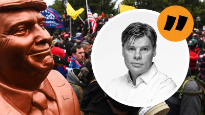 En Trump-supporter bär en stor bronsbyst föreställande Donald Trump under stormningen av Capitolium den 6 janurai 2021. Ovanpå bilden en analysstämpel av korrespondent Ville Hupa.