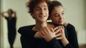Merab (Levan Gelbakhiani) och hans danspartner Mary (Ana Javakishvili). Merab (Levan Gelbakhiani) och Mary (Ana Javakishvili) kramar om varann under dansträningen.