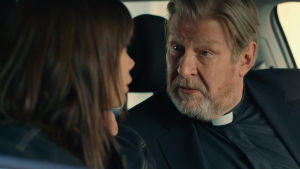 "Min pappa Marianne" är en stjärnspäckad film där man ser skådisarna Rolf Lassgård, Hedda Stiernstedt, Lena Endre och Nour El-Refai. Rolf Lassgård i rollen som prästen Lasse sitter i en bil och talar med dottern Hanna.