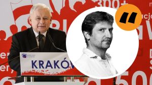 Det första Lag och rättvisas partiledare sa när den stora vallokalsundersökningen kom var att partiet nu kan genomdriva sina utlovade reformer. "Men det blir inte lätt". Jarosław Kaczyński står vid en talarstol med en Krakovskylt. På bilden finns kommentarsstämpeln och Gustaf Antells porträtt i svartvitt.