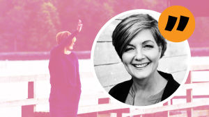 Programledaren Maria Sundblom Lindberg vinkar av gästerna Christoffer Strandberg, Kaj Kunnas och Jucci Hellström som är gäster i den nya serien Maria och sommarpratarna. Maria Sundblom Lindbergs kommentarsbild med henne själv vinkande på brygga på ljusröd bakgrundsbild vid havet.