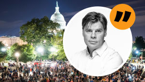 På fredag kväll samlades människor utanför USA:s högsta domstol på Capitol Hill för att sörja Ginburgs bortgång. Människor har samlats på utanför USA:s högsta domstol efter att ha nåtts av budet att domaren Ruth Bader Ginsburg dött. USA-korrespondent Ville Hupas profilbild ovanpå med citattecken runt.