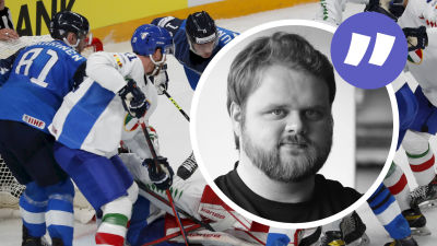 Finland försöker klämma in pucken nära Italiens mål.