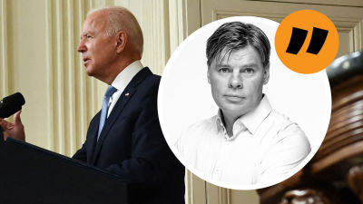 Kommentatorn Ville Hupa mot bakgrund av Joe Biden som håller tal.
