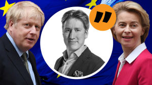 Boris Johnson och Ursula von der Leyen träffades i Downing Street i januari. Nu förhandlar de två främst per distans. Montage av flera bilder. I bakgrunden syns EU:s flagga. I förgrunden till vänster syns Boris Johnson, till höger Ursula von der Leyen. I mitten i grafik syns journalist Rikhard Husu. Ovan honom syns ett citattecken för att visa att det är en kommentar.