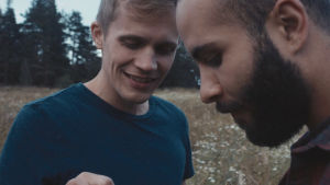 Leevi (Janne Puustinen) och Tareq (Boodi Kabbani) står bredvid varandra på en sommaräng.