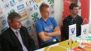Liga Jaros styrelsemedlem Christer Eriksson, FF Jaros mittback Jonas Portin, Jaros vd Niklas Storbacka år 2009.