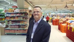 Jyrki Kentala Att skylta på två språk är en fråga om god service, och då får det också kosta lite extra, anser Jyrki Kentala på KPO.