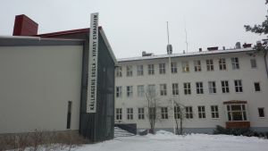 Virkby gymnasium och Källhagens skola delar byggnad. Källhagens skola och Virkby gymnasium