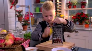 Ta barnen med och laga mat, uppmanar Solveig Backström. Albin river citronskal till moset.