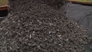 Betong består av blandning av stenmaterial, vatten och cement (arkivbild). Grus fylls på i växthusets grund.