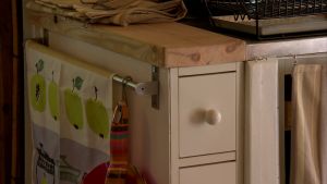 Det finns en lägenhet där familjer som kommer längre i från kan träffa vårdpersonal. Köket hos Björkbackas i Strömfors.