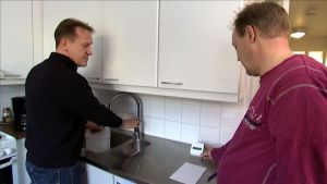 VTS:n Petri Mäkelä tarkistaa vesimittarin luotettavuutta Jari Nylundin kanssa. Vedenmittausta