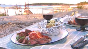 Grillad hjort med bakpotatis och örtsmör Grillad hjort med bakpotatis och örtsmör