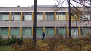 Man orkar inte vara med sådana som bara mobbar och är elaka, säger Roland. Man går iväg. Man drar sig avsides. Man håller sig utanför. Roland går förbi Båtsmans skola