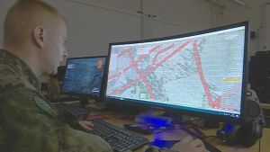 Löjtnant Pekka Tirri delar ut order i virtualövningen.