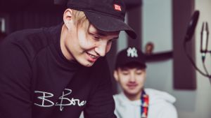 Isac Elliot ja Samuel Daayata työstävät Throw Popcorn -kappaletta studiolla. // Kuva: Juuli Aschan / YleX