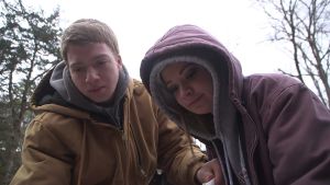 John Paul III matar djuren tillsammans med sin syster Brooke Elizabeth Hott. John Paul Hott den yngre tillsammans med sin syster Brooke Elisabeth Hott matar djuren.