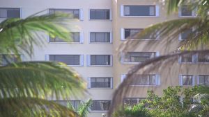 Invånarna bor högre upp. På grund av översvämningsrisken är det förbjudet att sova på första våningen i höghusen nära strandkanten i Key Biscayne. Höghus i Key Biscayne i Florida.