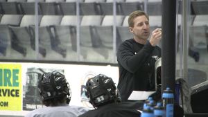 Tränaren Nate Leaman ritar upp matchstrategin för spelarna i Providence Friars. Tränaren Nate Leaman ritar upp matchstrategin för spelarna i Providence på amerikanska östkusten.
