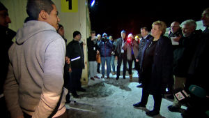 Statsminister Erna Solberg diskuterar med asylsökande. Erna Solberg samtalar med asylsökande i Nord-Norge hösten 2015.