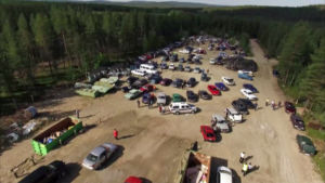 Auktionen av de konfiskerade bilarna väckte stort intresse i Salla. Bilar som hade konfiskerats av asylsökande som kom via Ryssland auktionerades ut sommaren 2016.