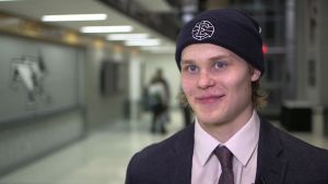 Kasper Björkqvist är finklädd efter matchen. Kasper Björkqvist är finklädd efter matchen i ishallen i Providence i USA.