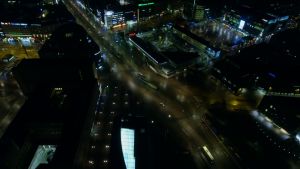 I Helsingfors kör hundratals uberchaufförer trots att de får både böter och måste betala till staten allt de förtjänat på Uber. Helsingfors på natten.